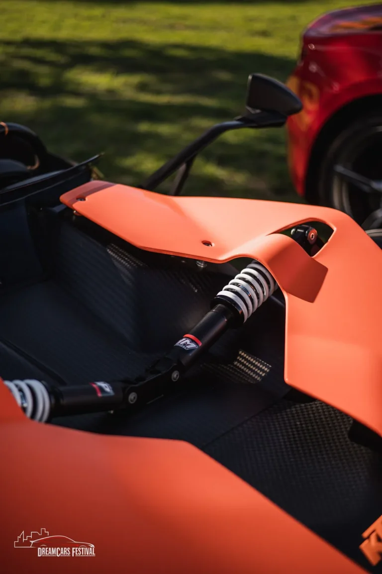 Détail de l’habitacle d’une voiture de sport ouverte au Dream Car Festival au Luxembourg