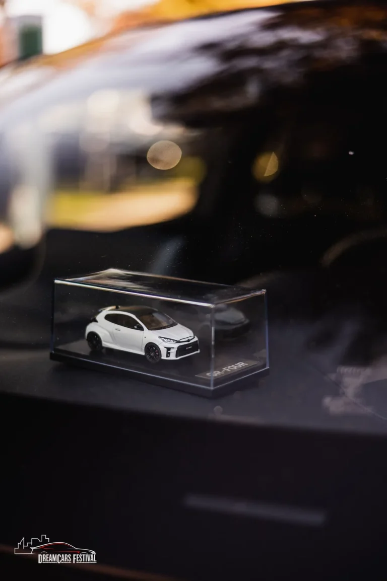 Voiture miniature présentée près d’un véhicule au Dream Car Festival au Luxembourg