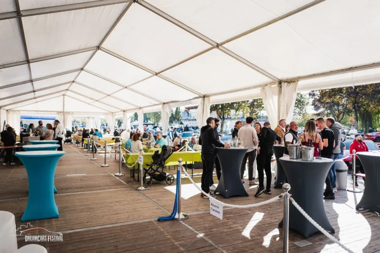 Ambiance et visiteurs sous le chapiteau au Dream Car Festival au Luxembourg