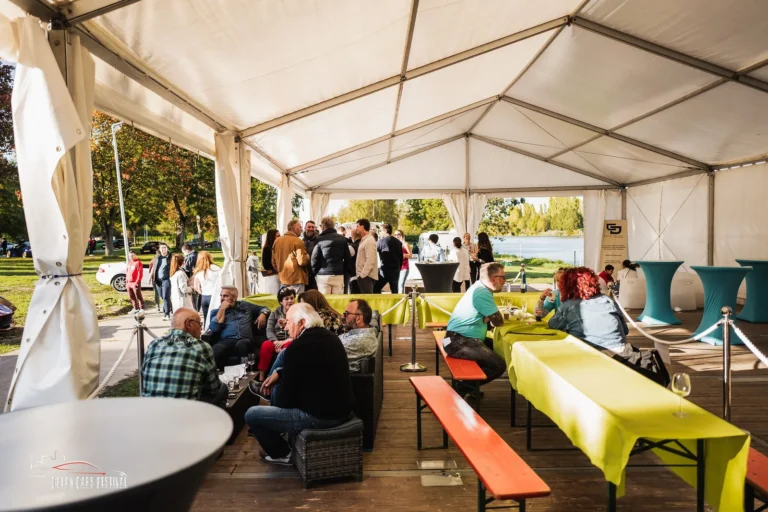 Visiteurs installés sous le chapiteau au Dream Car Festival au Luxembourg