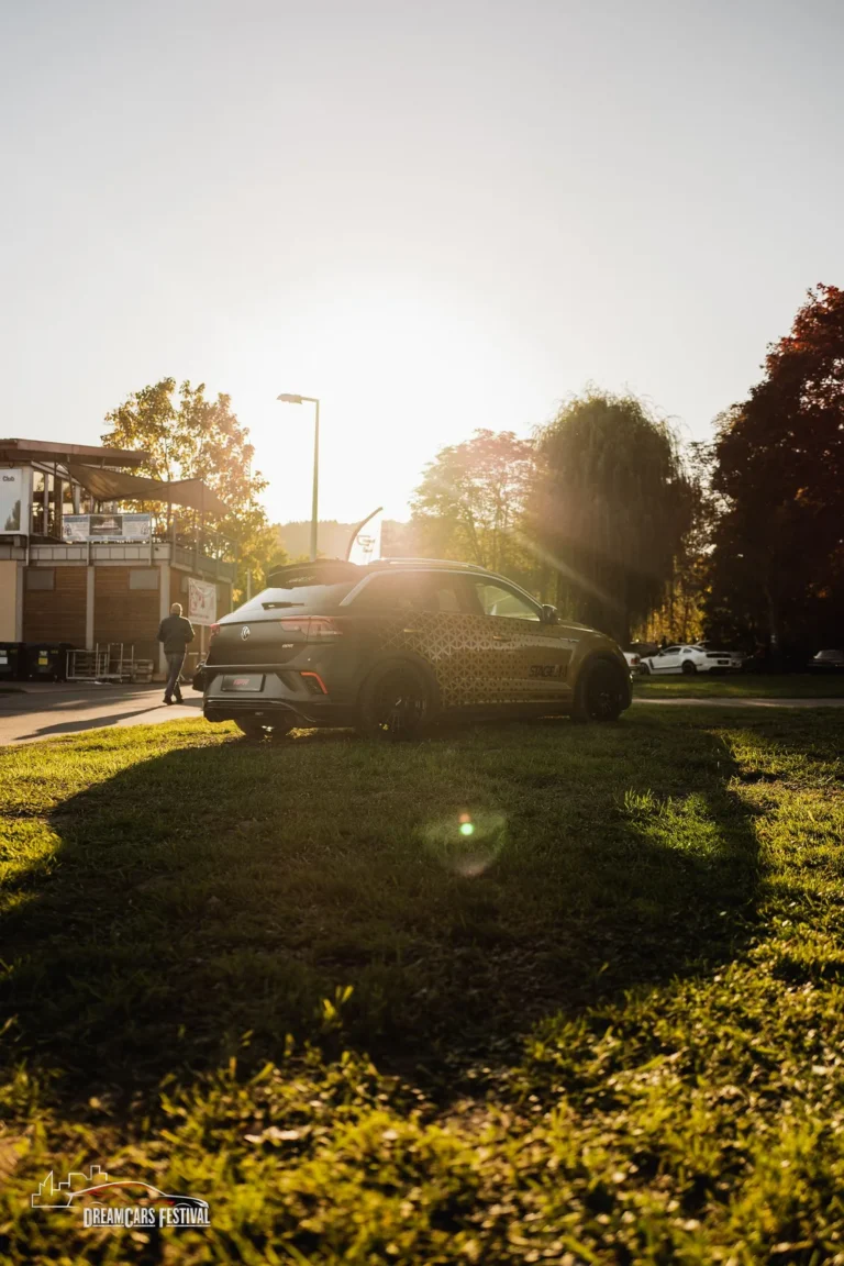 Ambiance de fin de journée au Dream Car Festival au Luxembourg