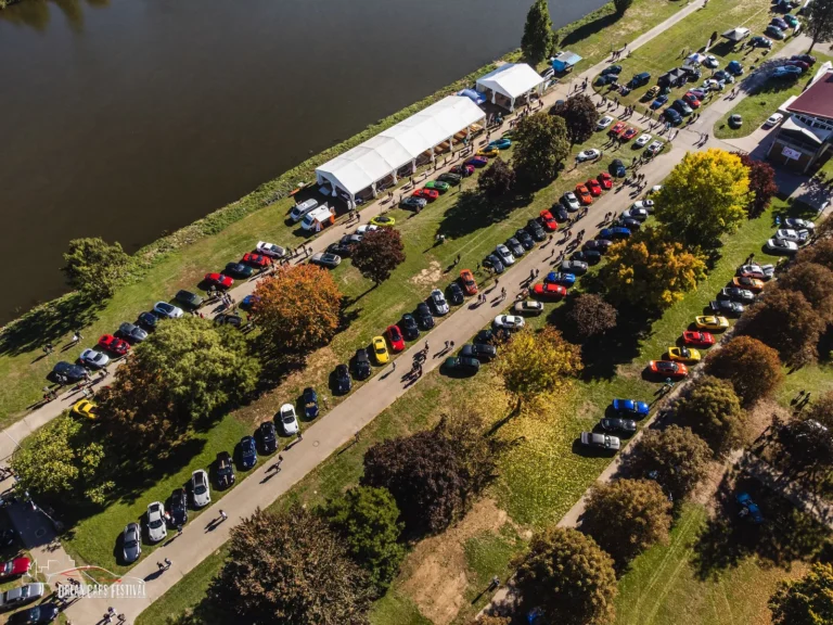 Vue aérienne du Dream Car Festival au Luxembourg : alignements de voitures et chapiteaux