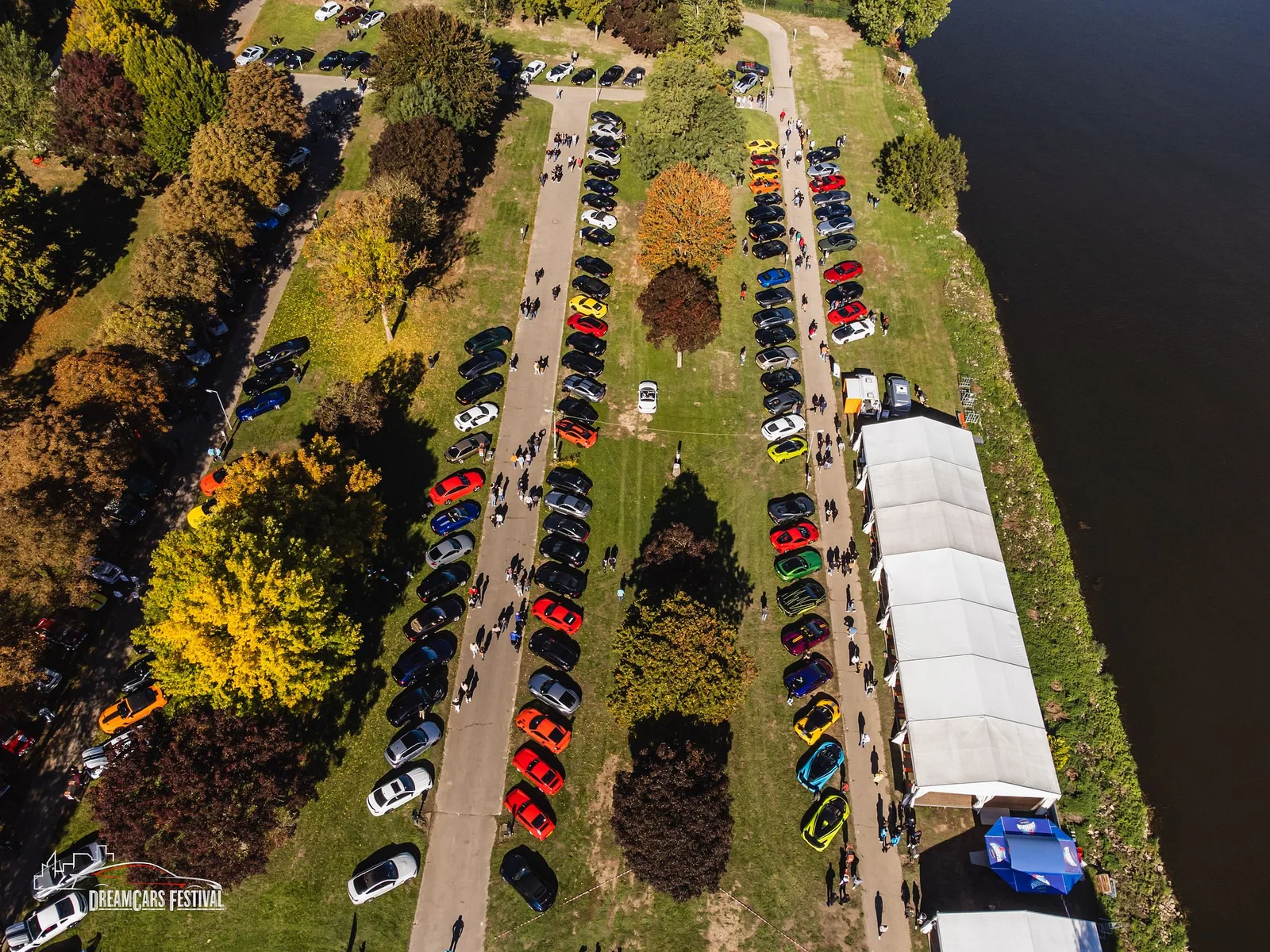 Vue aérienne du Dream Car Festival au Luxembourg : alignements de voitures et chapiteaux