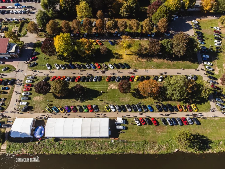 Vue aérienne du Dream Car Festival au Luxembourg : alignements de voitures et chapiteaux
