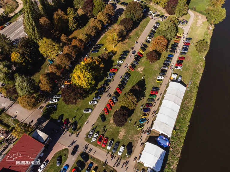 Vue aérienne du Dream Car Festival au Luxembourg : alignements de voitures et chapiteaux