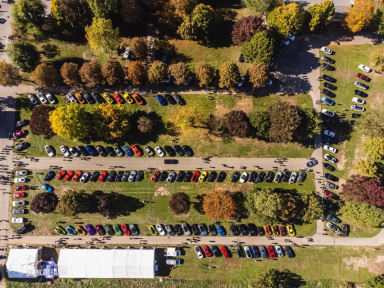 Vue aérienne du Dream Car Festival au Luxembourg : alignements de voitures et chapiteaux