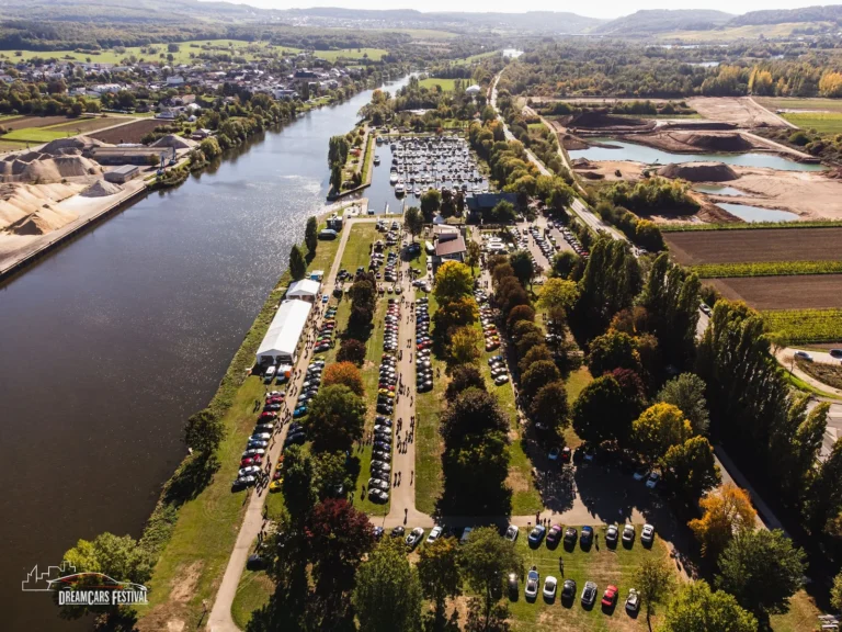 Vue aérienne du Dream Car Festival au Luxembourg : alignements de voitures et chapiteaux