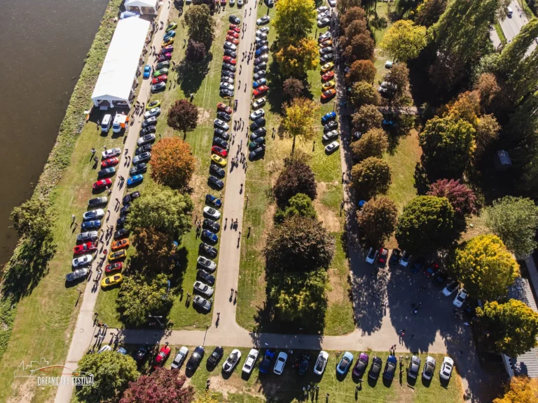 Vue aérienne du Dream Car Festival au Luxembourg : alignements de voitures et chapiteaux