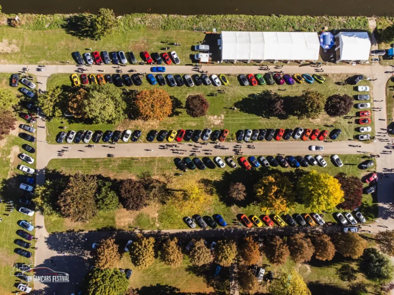 Vue aérienne du Dream Car Festival au Luxembourg : alignements de voitures et chapiteaux