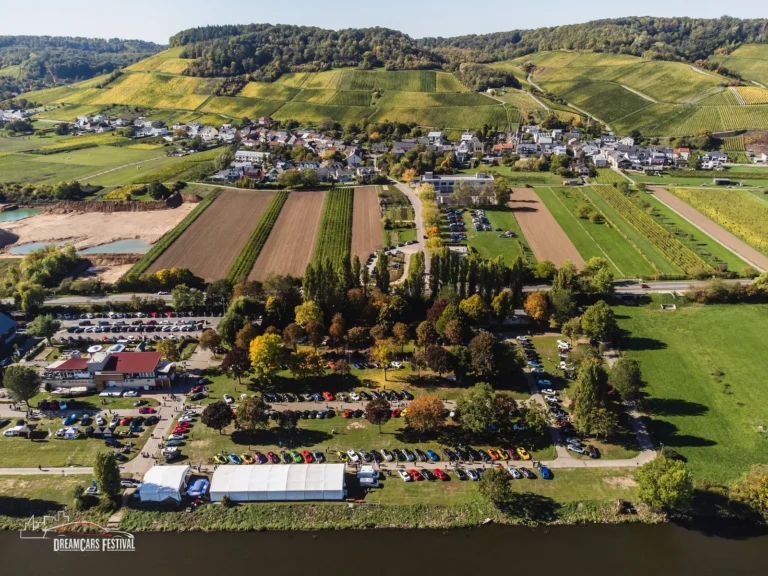 Vue aérienne du Dream Car Festival au Luxembourg : alignements de voitures et chapiteaux