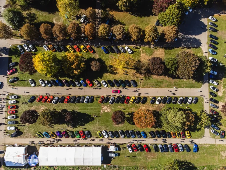 Vue aérienne du Dream Car Festival au Luxembourg : alignements de voitures et chapiteaux