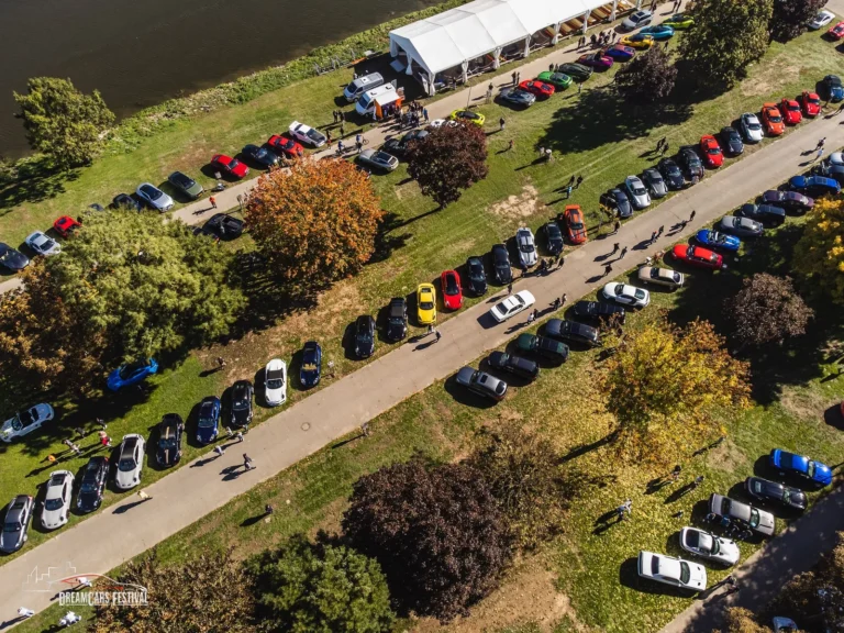 Vue aérienne du Dream Car Festival au Luxembourg : alignements de voitures et chapiteaux