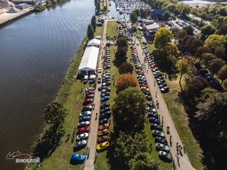 Vue aérienne du Dream Car Festival au Luxembourg : alignements de voitures et chapiteaux