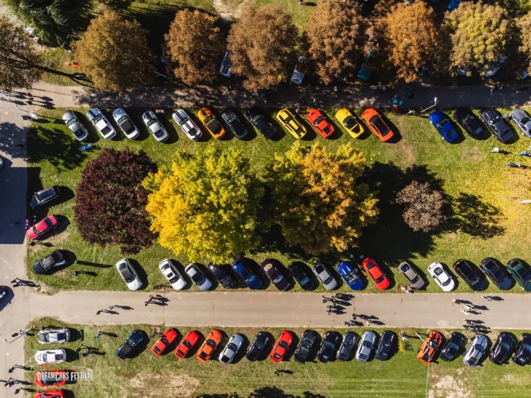 Vue aérienne du Dream Car Festival au Luxembourg : alignements de voitures et chapiteaux