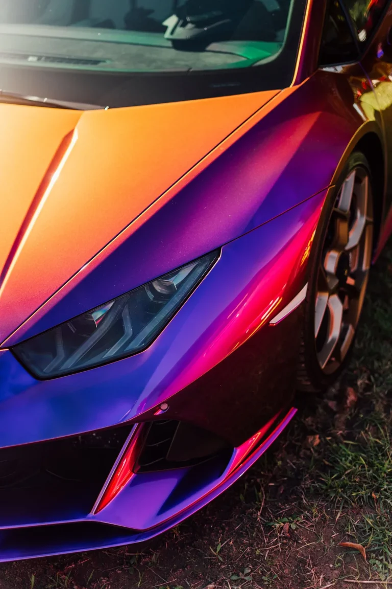 Détail du phare et de la carrosserie d’une voiture au Dream Car Festival au Luxembourg