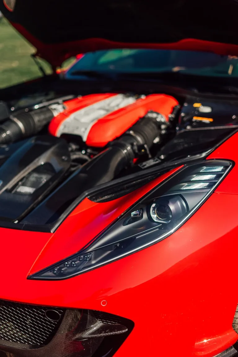 Compartiment moteur d’une voiture de sport au Dream Car Festival au Luxembourg