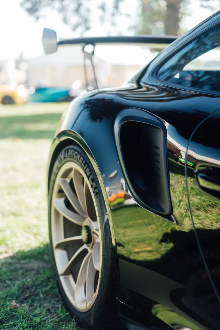 Jante et aile arrière d’une voiture de sport au Dream Car Festival au Luxembourg
