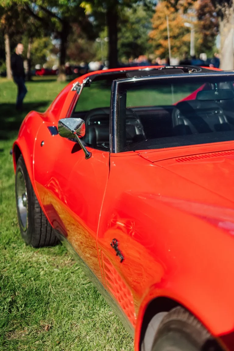 Détail de carrosserie d’une voiture rouge au Dream Car Festival au Luxembourg