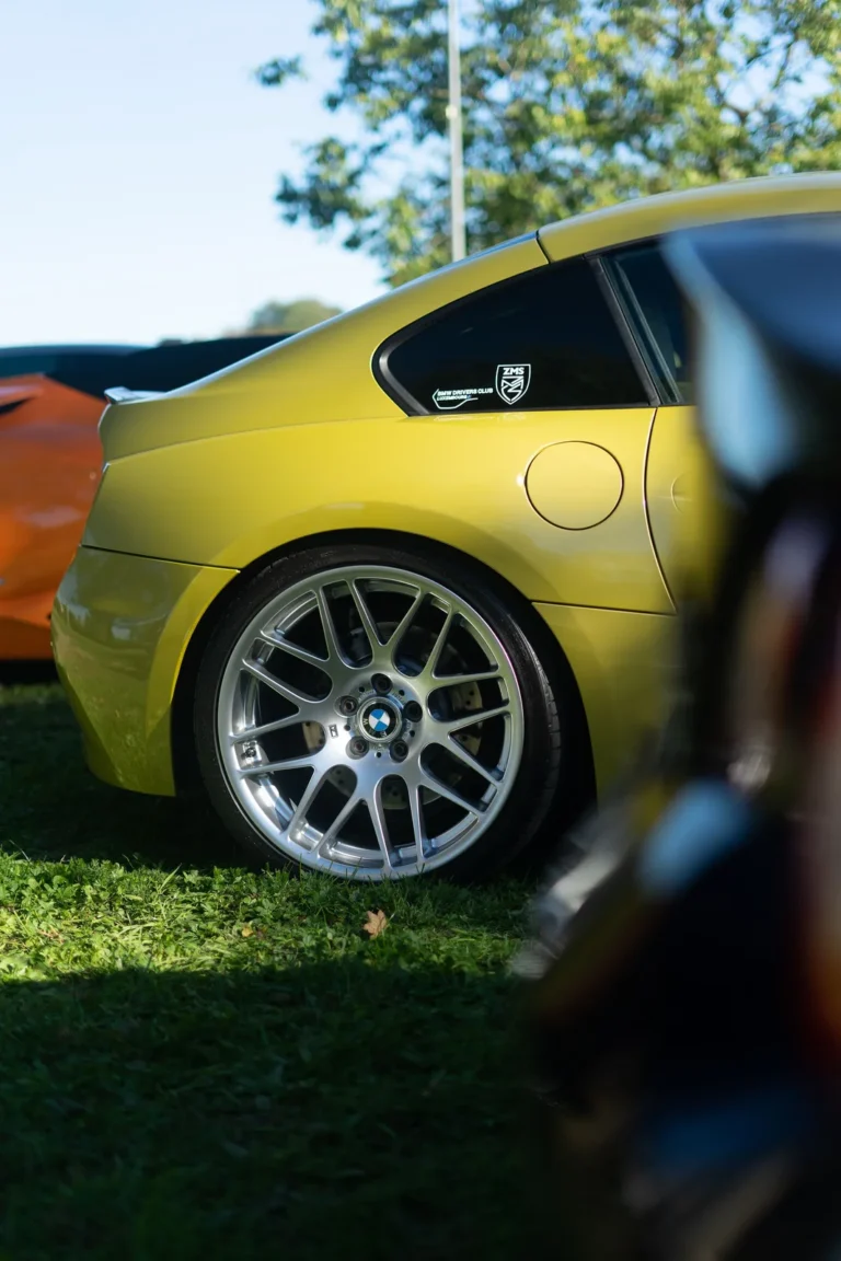 Jante arrière d’une voiture de sport jaune au Dream Car Festival au Luxembourg
