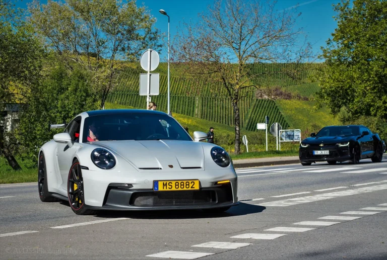 Voiture sur la route au Dream Car Festival au Luxembourg