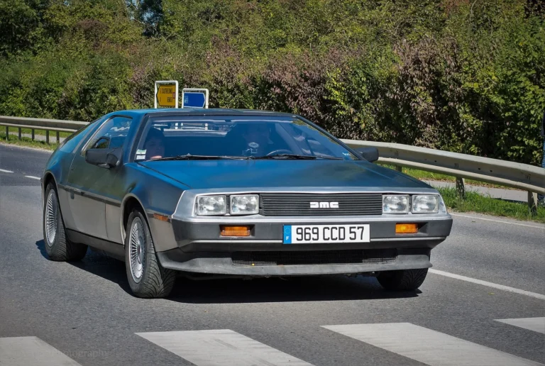Voiture sur la route au Dream Car Festival au Luxembourg
