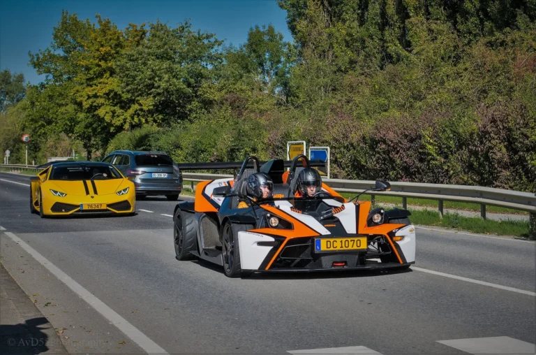 Voiture sur la route au Dream Car Festival au Luxembourg