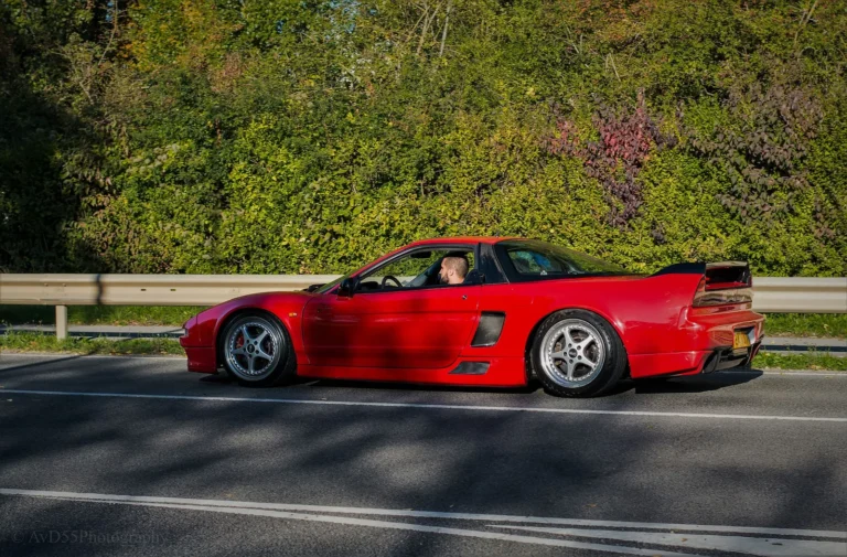 Voiture sur la route au Dream Car Festival au Luxembourg