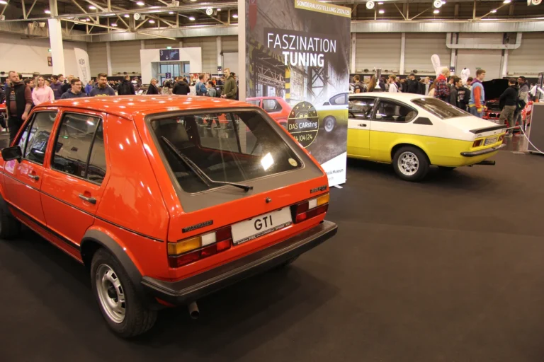 Petite sportive rouge et voitures de collection — Essen Motor Show 2023