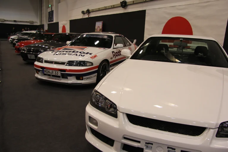Coupé blanc dans l’espace des voitures de collection — Essen Motor Show 2023