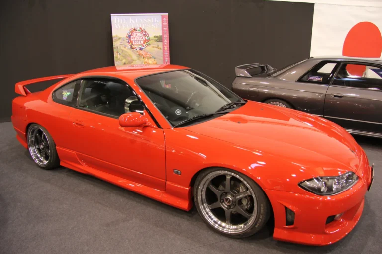 Coupé sportif rouge à jantes anthracite — Essen Motor Show 2023