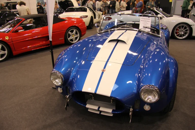 Roadster bleu à bandes blanches — Essen Motor Show 2023