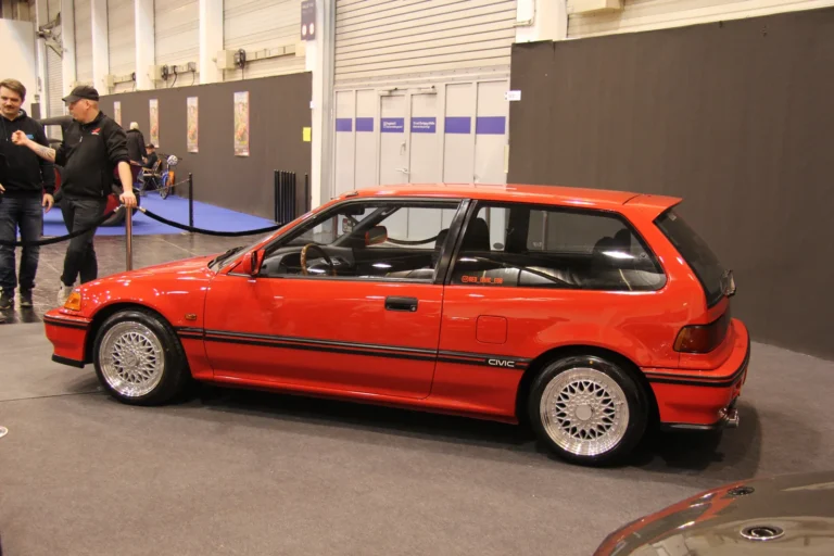 Break sportif rouge vu de profil — Essen Motor Show 2023