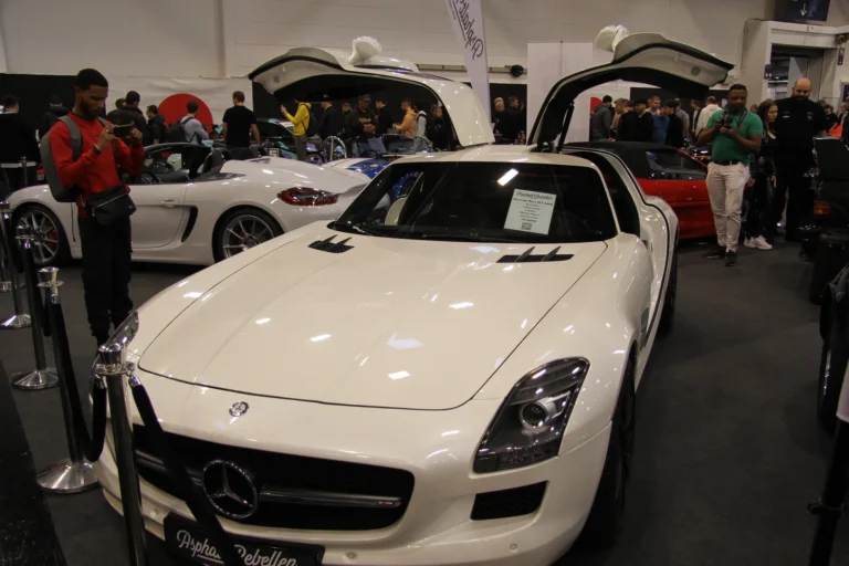 Cabriolet blanc entouré de visiteurs — Essen Motor Show 2023