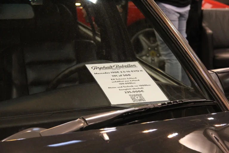 Fiche de présentation placée derrière un pare-brise — Essen Motor Show 2023