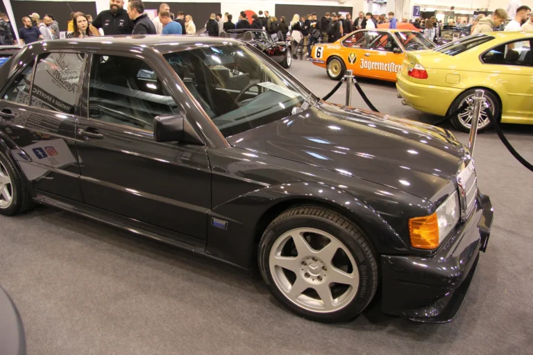 Berline sportive grise dans les halls — Essen Motor Show 2023