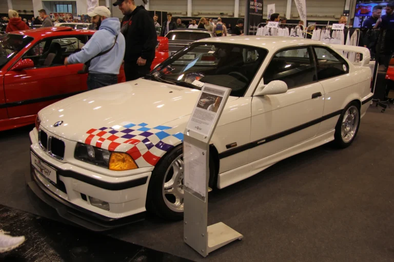 BMW de compétition blanche à décor multicolore — Essen Motor Show 2023