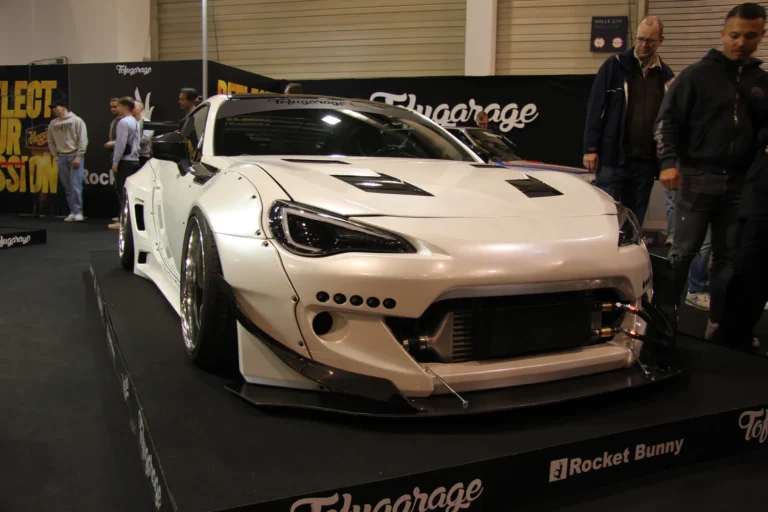 Sportive blanche présentée sur un stand — Essen Motor Show 2023