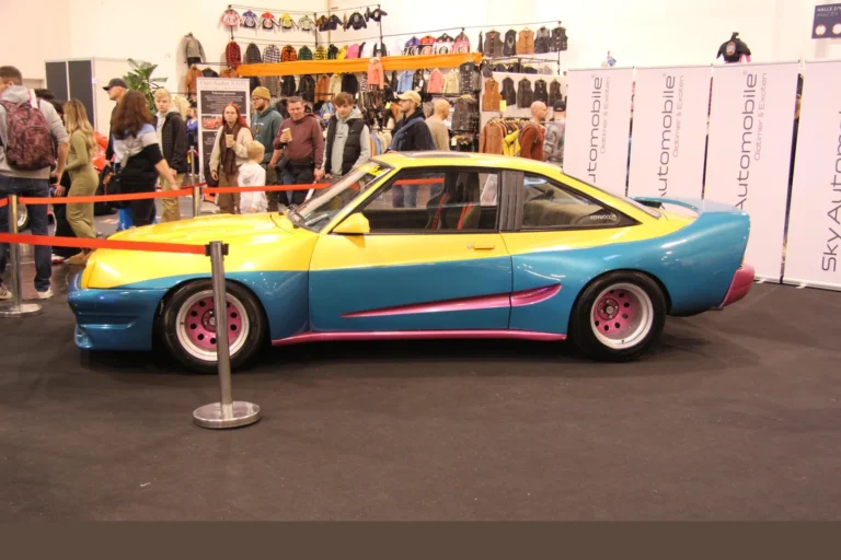 Coupé personnalisé jaune et bleu avec touches roses — Essen Motor Show 2023