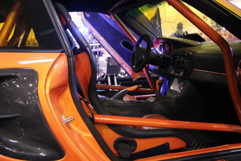 Habitacle personnalisé et éclairage violet — Essen Motor Show 2023