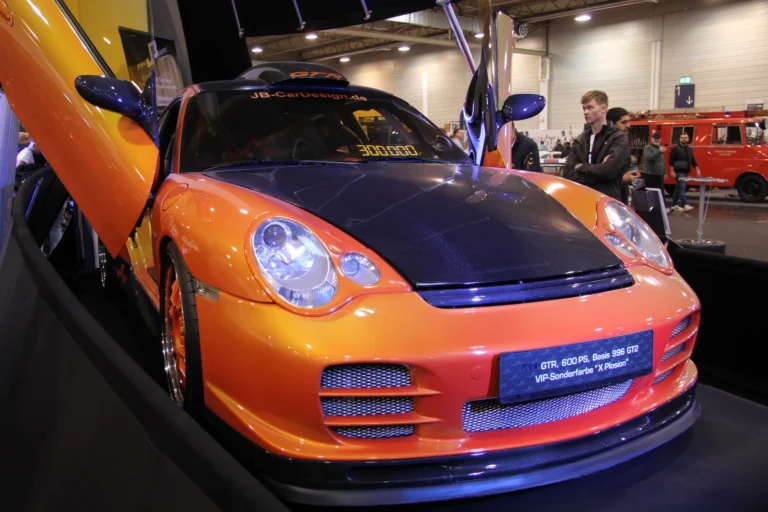 Avant d’un coupé orange aux portes relevées — Essen Motor Show 2023