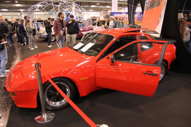 Coupé rouge avec une portière ouverte — Essen Motor Show 2023