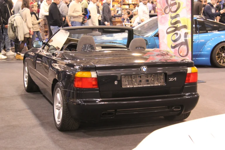 Arrière d’une berline sombre — Essen Motor Show 2023