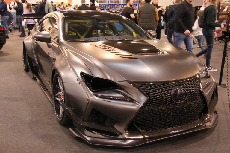 Sportive gris mat présentée sur un stand — Essen Motor Show 2023