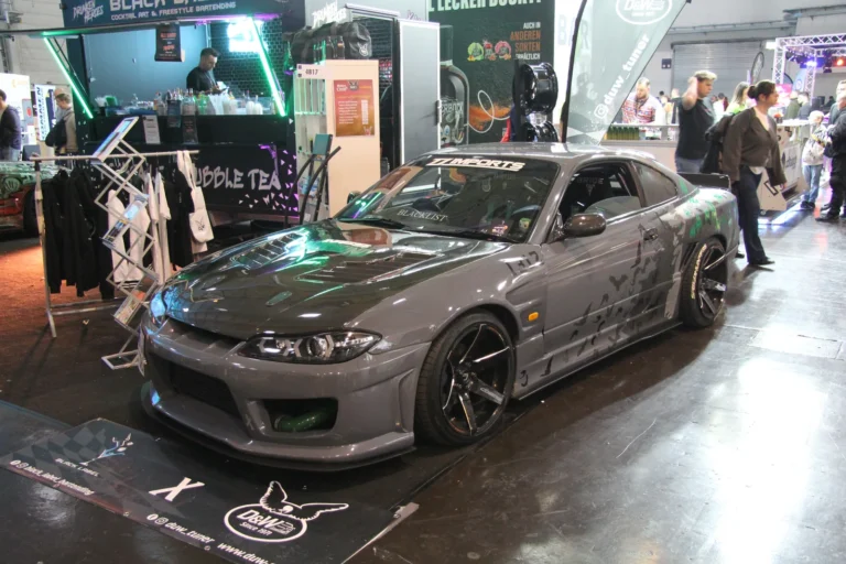 Voiture préparée grise aux portes relevées — Essen Motor Show 2023