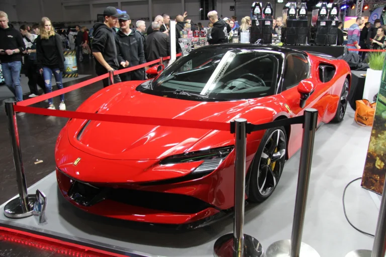 Supercar rouge dans les halls — Essen Motor Show 2023