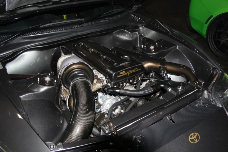 Moteur et préparation mécanique présentés capot ouvert — Essen Motor Show 2023