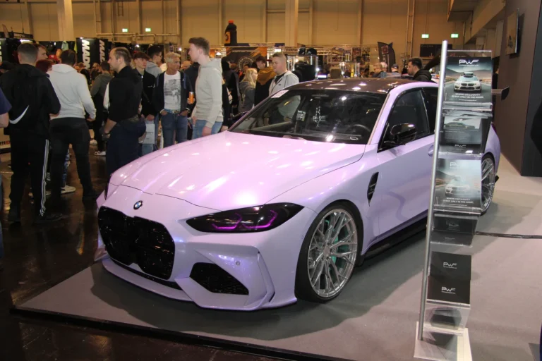 Coupé blanc aux touches violettes — Essen Motor Show 2023
