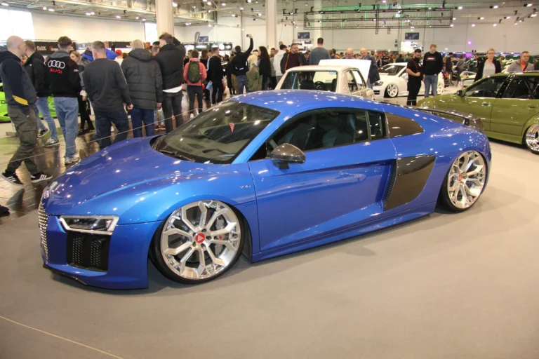 Coupé bleu à jantes claires — Essen Motor Show 2023