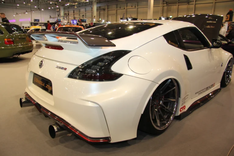 Vue arrière d’un coupé blanc — Essen Motor Show 2023