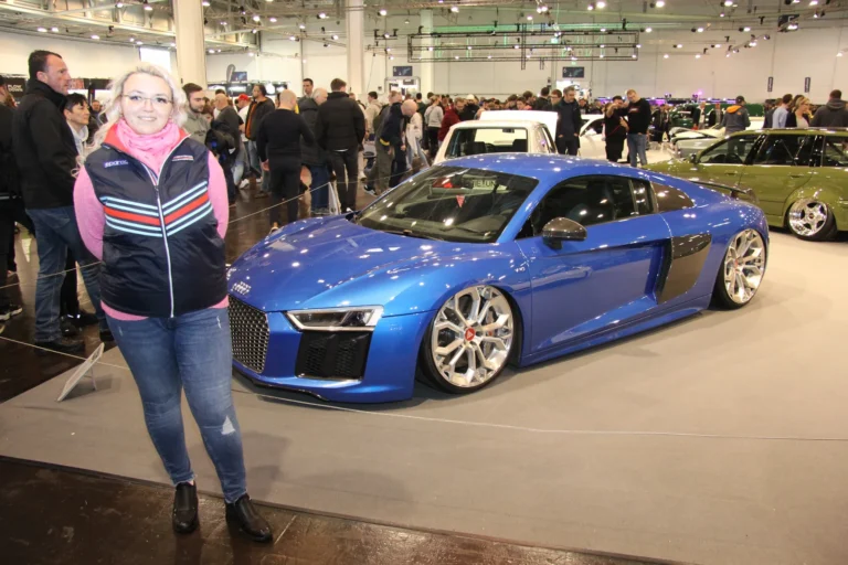 Visiteuse devant un coupé bleu — Essen Motor Show 2023